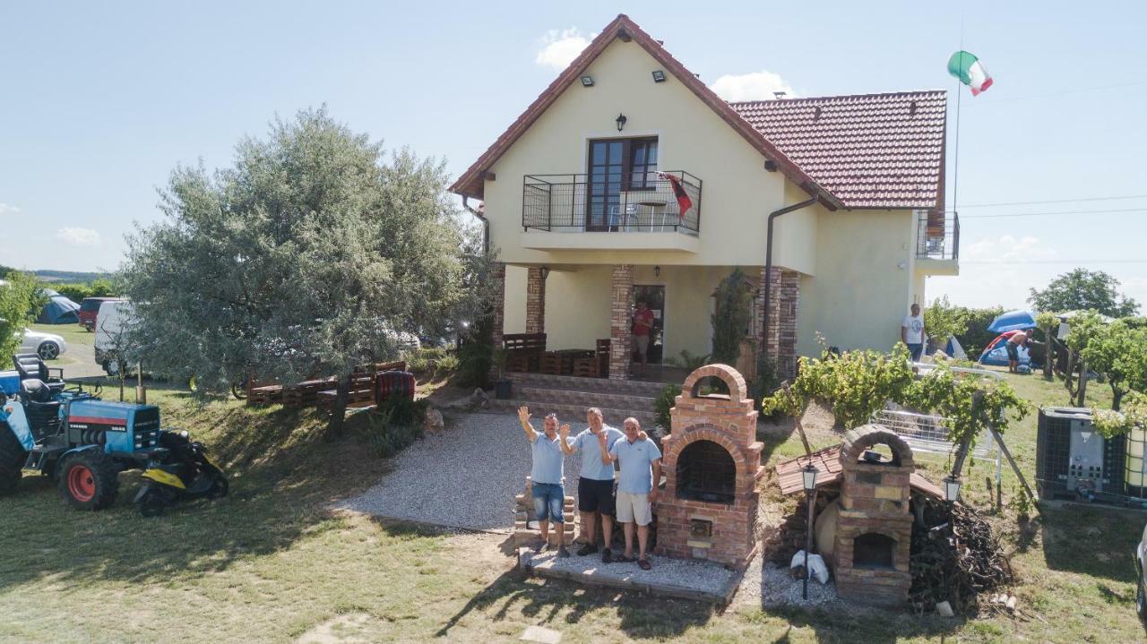 Kamaras Ring House Bed & Breakfast Mogyoród Екстериор снимка