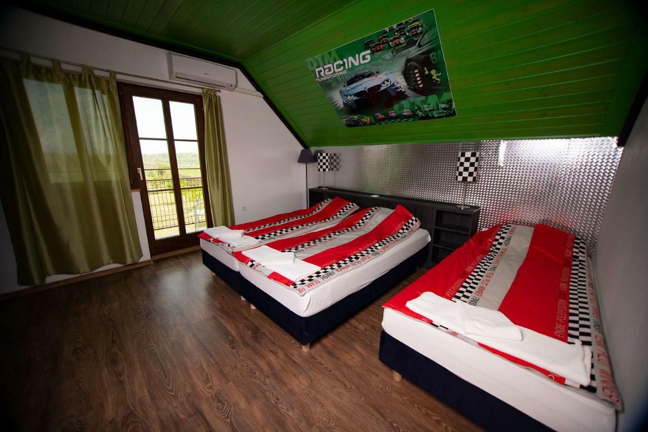 Kamaras Ring House Bed & Breakfast Mogyoród Екстериор снимка